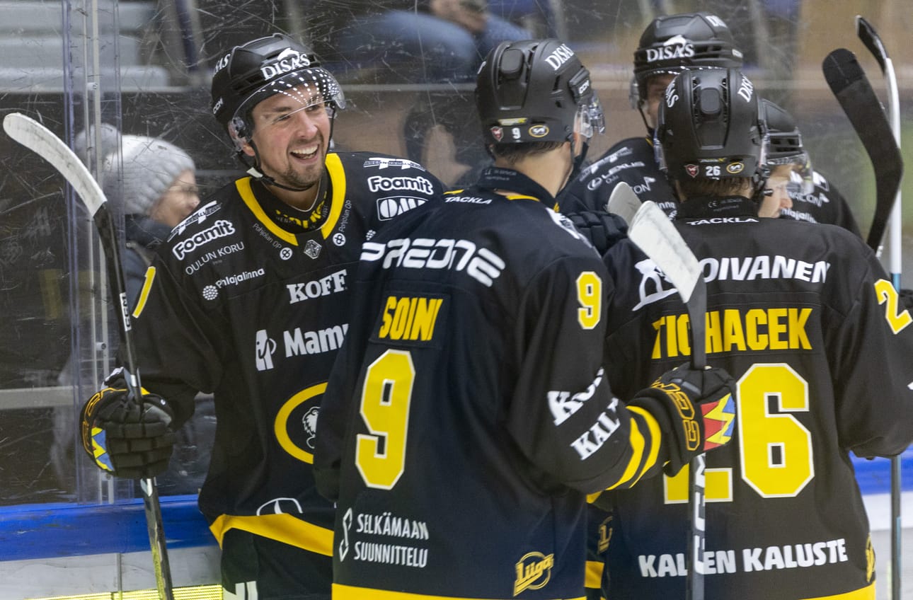Eetu Koivistoisella (vas.) ja Kärpillä oli hauskaa keskiviikon kotiottelussa SaiPaa vastaan. Ensi tiistaina Raksilassa tuskin pelataan, vaikka otteluohjelmaan on merkitty Kärpät–K-Espoo -ottelu.
