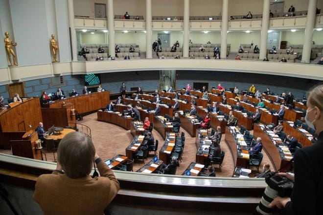 Enemmistö kansanedustajista luottaa lääketieteeseen. Kyselyyn vastanneista 137 edustajasta 122 aikoo ottaa koronavirusrokotteen heti kun sen saa. KUVA: Mauri Ratilainen
