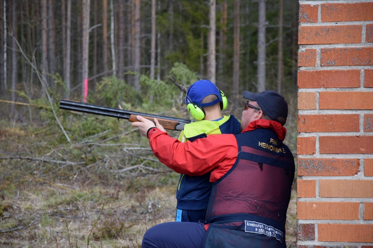Oulun Seudun Haulikkoampujien Esa Heinonen opastaa nuorta ampujaa. Kuva Tanja Heikkonen