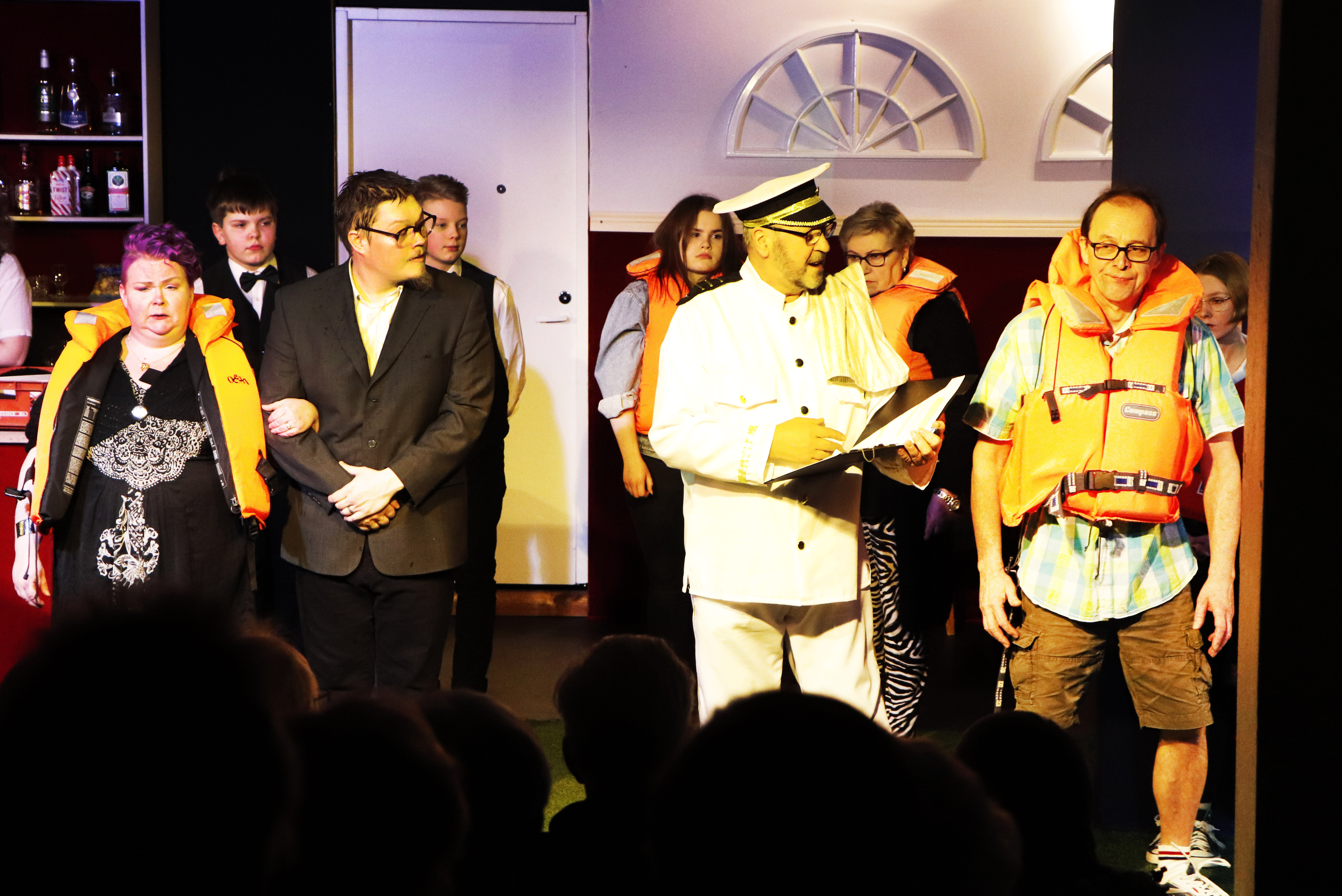 Taivalkoskelta Tallinnaan – Teatteri vie katsojat risteilylle kohellusten keskelle