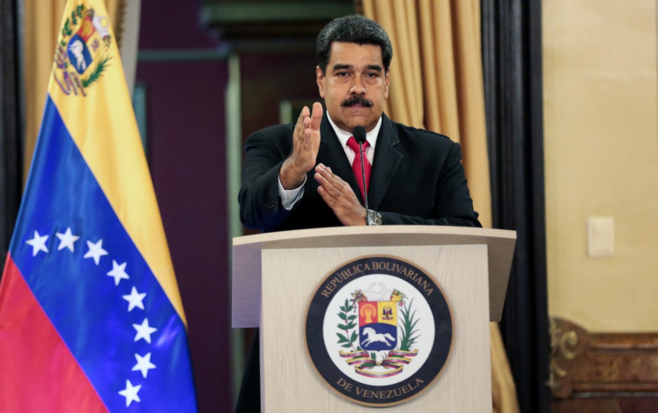 Venezuelan johtaja syytti attentaatista heti tapahtuneen jälkeen Kolumbian presidenttiä Juan Manuel Santosta ja oman maansa "äärioikeistolaisia elementtejä". Nicolás Maduro puhumassa tapahtuneen jälkeen.