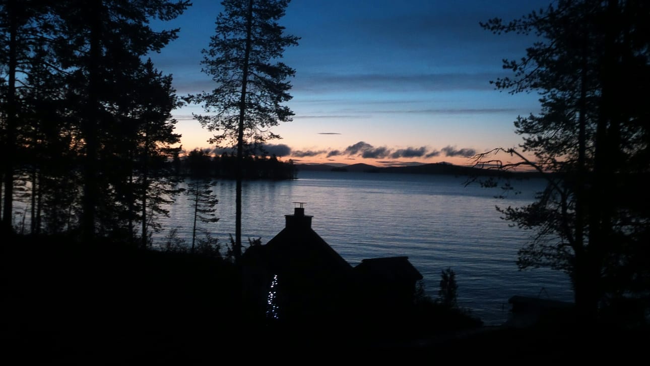 Aurinko nousee suoraan idästä.