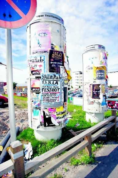 Sotkut pois. Tapani Jaakkola tarkistaa sähköjakokaapit päivittäin. Osa graffiteista lähtee pesemällä, osa pitää peittää maalilla.