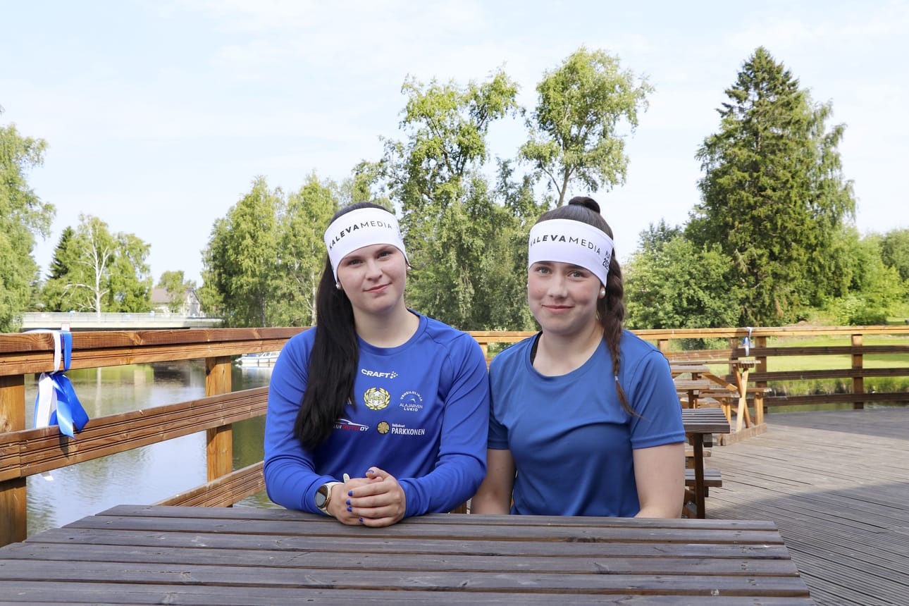 Alajärven Ankkureissa tyttöjen Superpesistä ja naisten Ykköspesistä pelaavat Salla Lahti (vas.) ja Mirella Nygård odottavat innolla ensimmäistä tyttöjen Itä-Länsi-otteluaan.