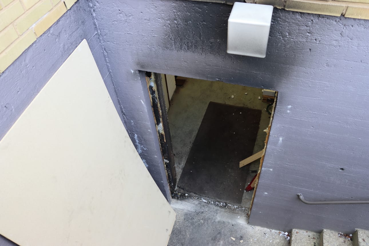 Rakennuksen seinä mustui jonkin verran oven ulkopuolelta. Tummumista näkyi myös sisällä. Rakennuksen sähköpääkeskus sijaitsee heti oven sisäpuolella.