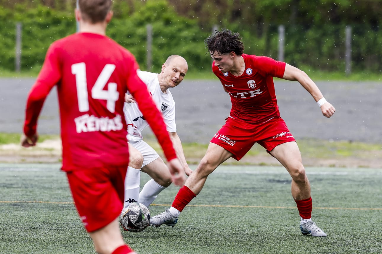 Eelis Peurasaari (oik.) oli Kemin Palloseuran tämän kauden paras maalintekijä kahdeksalla osumallaan. Hän teki KePS:n maalin myös lauantaina Oulussa.