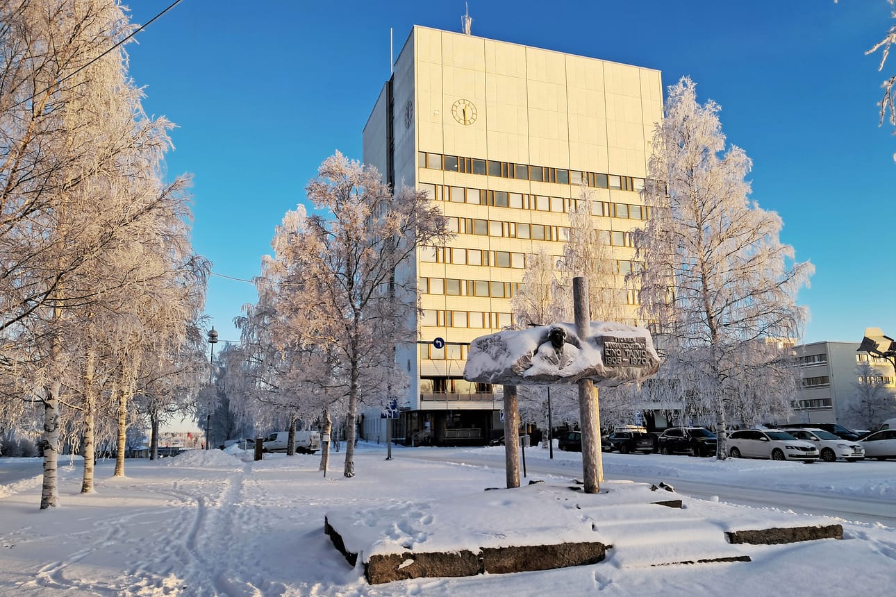 Torstaina aurinko helli Kemiä mutta kaupungintalolla laadittiin valtiovarainministeriöön kirjelmää, jossa toivotaan negatiiviseen valtionosuuteen ratkaisua tilanteessa, jossa kunnallisveroprosentti on jo korkea 9,6 ja monia talouden sopeuttamistoimia tehtynä.