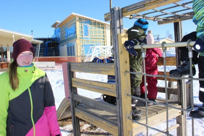 Kuntien onnellisuuslistaa laadittaessa otettiin huomioon myös alle kuusivuotiaiden määrä. Heitä työkseen hoitava Anni Hautaniemi on tyytyväinen, että Karijoen päiväkotia laajennetaan, koska tällä hetkellä hoitolapset on ripoteltu kolmeen eri paikkaan. KUVA: TAUNO RIIHILUOMA
