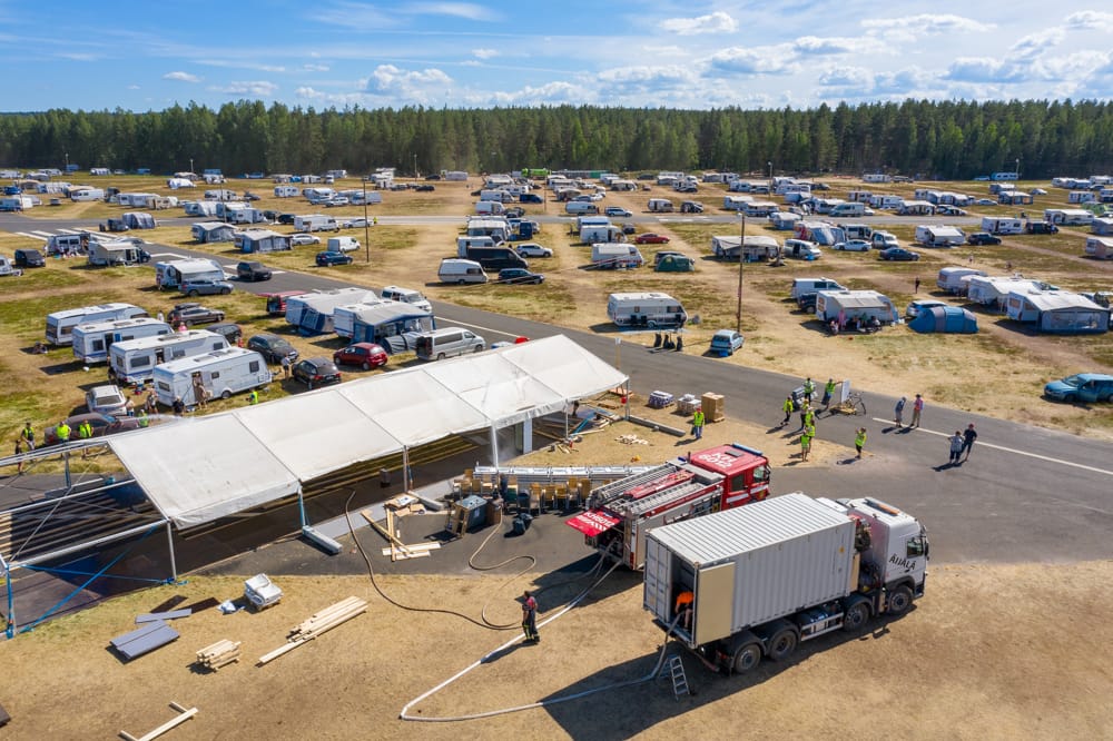Viime kesänä Suviseuroja juhlittiin Lopella. Reilun kolme kuukauden päästä asuntoautot, asuntovaunut ja teltat täplittävät majoitusalueen Kauhavan lentokentällä.