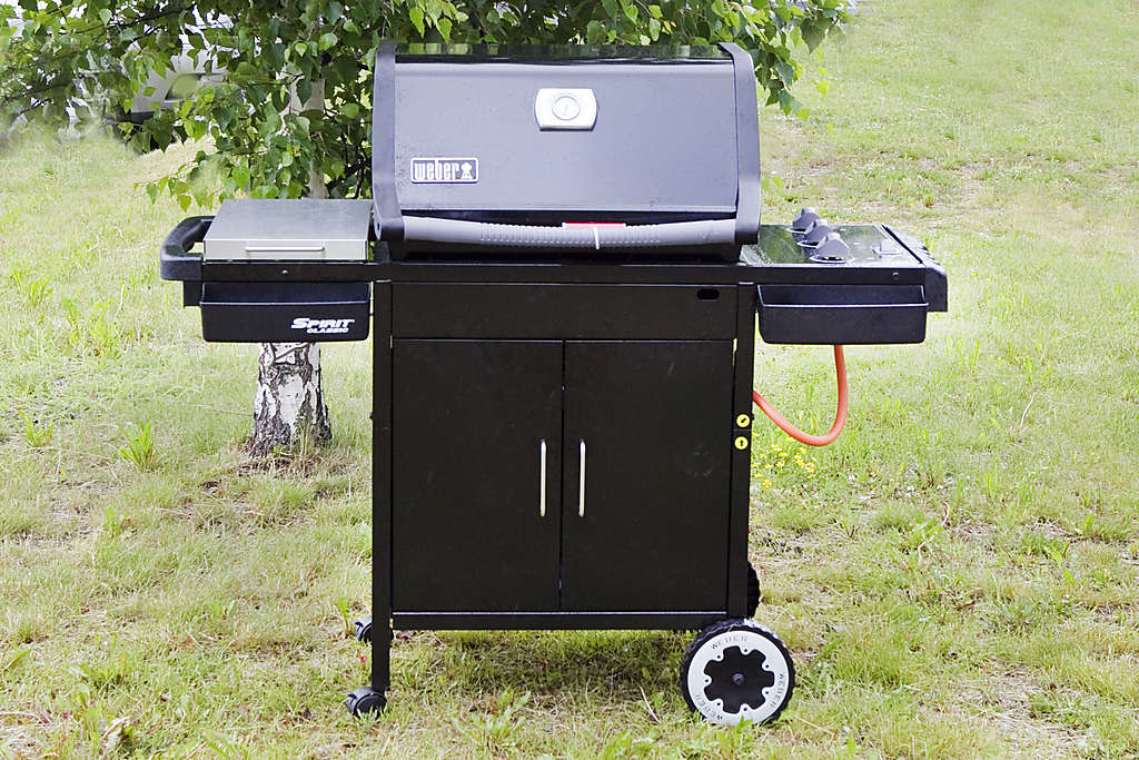 Rasvapalo voi roihahtaa grillatessa, vuodessa kymmeniä vakavia paloja – sammutuspeite ei välttämättä riitä palon sammuttamiseen