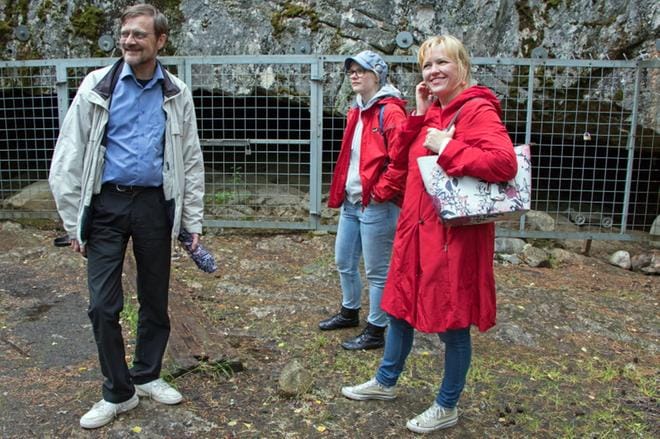Professori Mika Lavanto Helsingin yliopistosta sekä professori Päivi Onkamo ja filosofian kandidaatti Sanni Peltola Turun yliopistosta tutustuivat tiistaina Susiluolaan. Luolasta tallennetuista maanäytteistä etsitään nyt dna:n avulla elämän merkkejä. KUVA: AUNE WARONEN