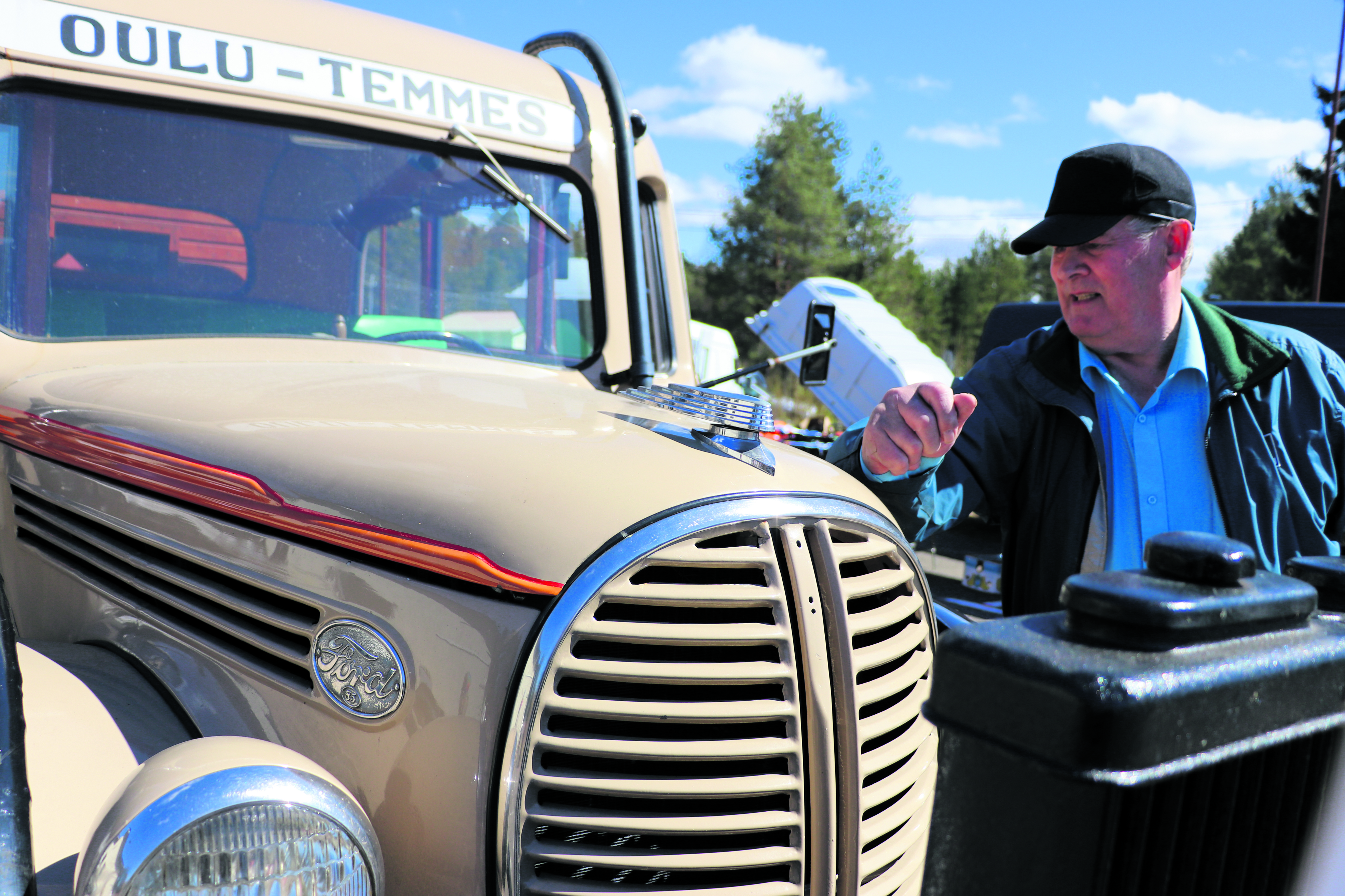 Kalevi Honka löysi Temmeksen ja Oulun välillä liikennöineen, vuosimallia 1938 olevan Ford-merkkisen linja-auton ruostuneena pajupehkosta. 13-paikkainen linja-auto oli pakko kunnostaa, eikä siihen Hongan mukaan mennyt kuin kahdeksan vuotta. Häkäpönttöauto tunnettiin nimellä "Hiipijä", ja tarinan mukaan siinä on joskus matkustanut  75 ihmistä.