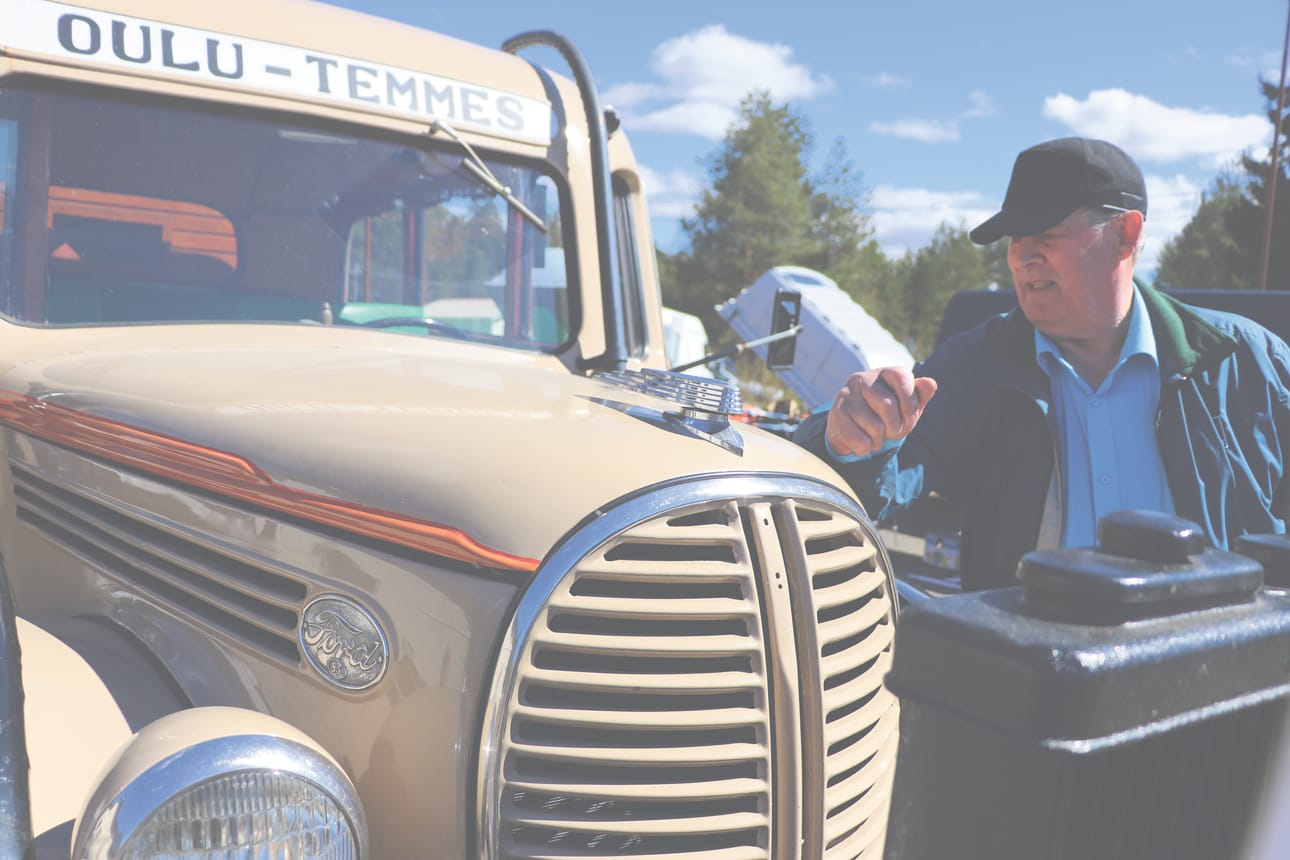 Kalevi Honka löysi Temmeksen ja Oulun välillä liikennöineen, vuosimallia 1938 olevan Ford-merkkisen linja-auton ruostuneena pajupehkosta. 13-paikkainen linja-auto oli pakko kunnostaa, eikä siihen Hongan mukaan mennyt kuin kahdeksan vuotta. Häkäpönttöauto tunnettiin nimellä "Hiipijä", ja tarinan mukaan siinä on joskus matkustanut 75 ihmistä.