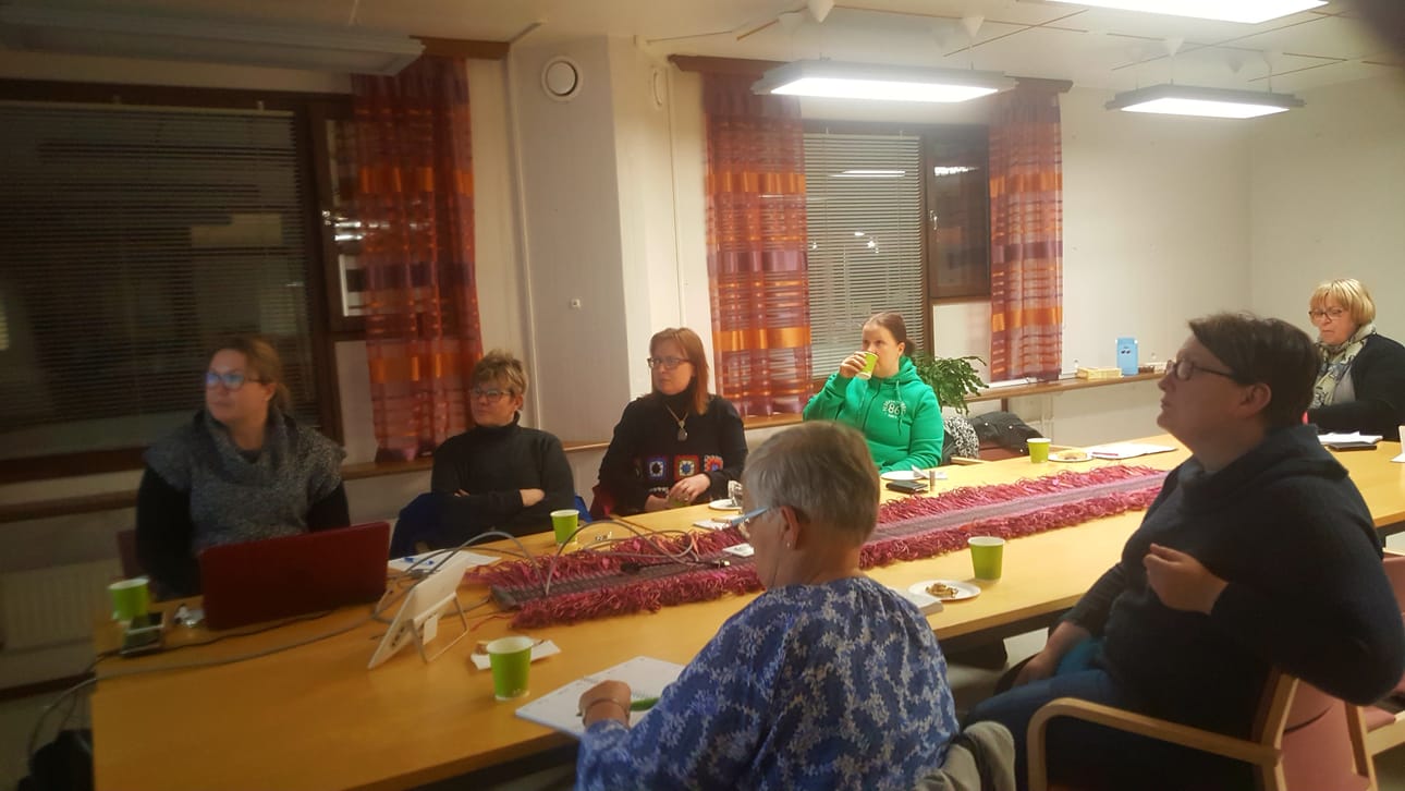 Kuusamon maanpuolustusnaiset eli ”korkkarikomppania” piti järjestökoulutuksen. Videoneuvottelua seuraavat Anu Keränen, Raija Poussu, Virpi Kelja, Satu Nätynki, Kaisu Palosaari, Tiina Heikkinen ja Marja-Terttu Jamisto.