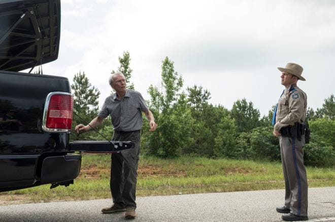 The Mulen päähenkilö on Clint Eastwoodin näyttelemä iäkäs kukkakauppias, jonka ei pitäisi herättää epäilyksiä huumekuriirina. Silti Teksasin lainvalvoja (Alan Heckner) pysäyttää hänet. KUVAT: WARNER BROS PICTURES
