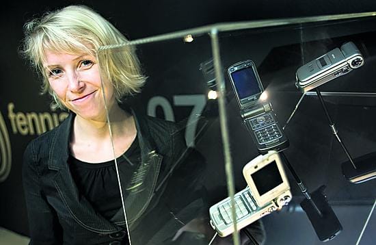 Suomalaiset arvostavat muotoilupalkintoja. Anna Valtonen katsasti puhelimet Fennia Prize -näyttelyssä, joka on esillä Helsingissä Design Forumissa.