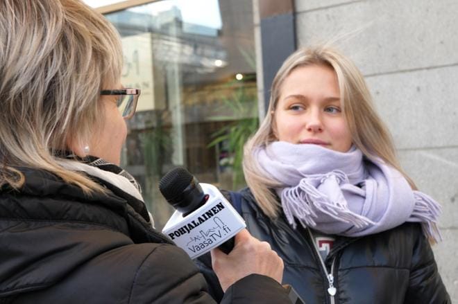 Kysyimme gallupissa, mitä mieltä vaasalaiset ovat ehostetusta Hartmanin talosta. Kuva: Niko Siltaloppi