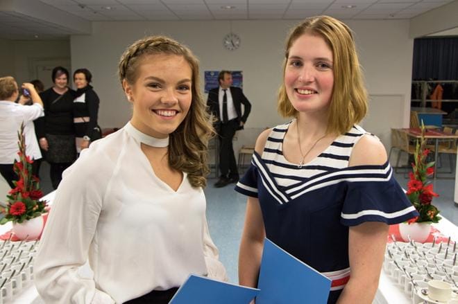 Ella Latva-Panula ja Noora Männistö kurkistivat aineissaan tulevaisuuteen. Kauhajoki näyttää heidän visioissaan onnelliselta paikalta vuonna 2030. KUVAT: AUNE WARONEN