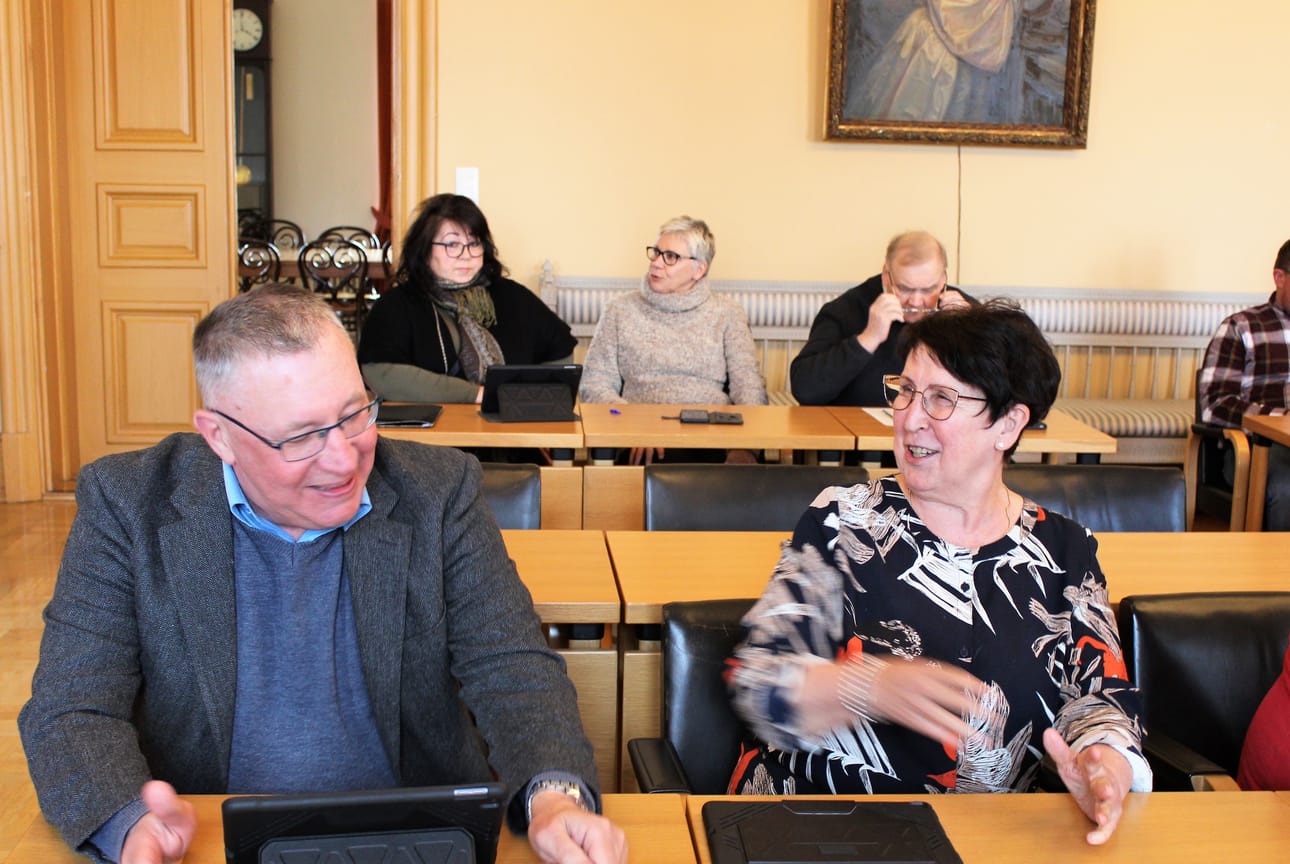 Etualalla istuvat kokoomuksen varavaltuutetut Mikael Perjus ja Kerstin Roos (sit.). Heidän takanaan ovat varavaltuutettu Natalia Kaleva (sd.) ja Anja Heinänen (sd.) sekä Tapani Rentola (kd.).