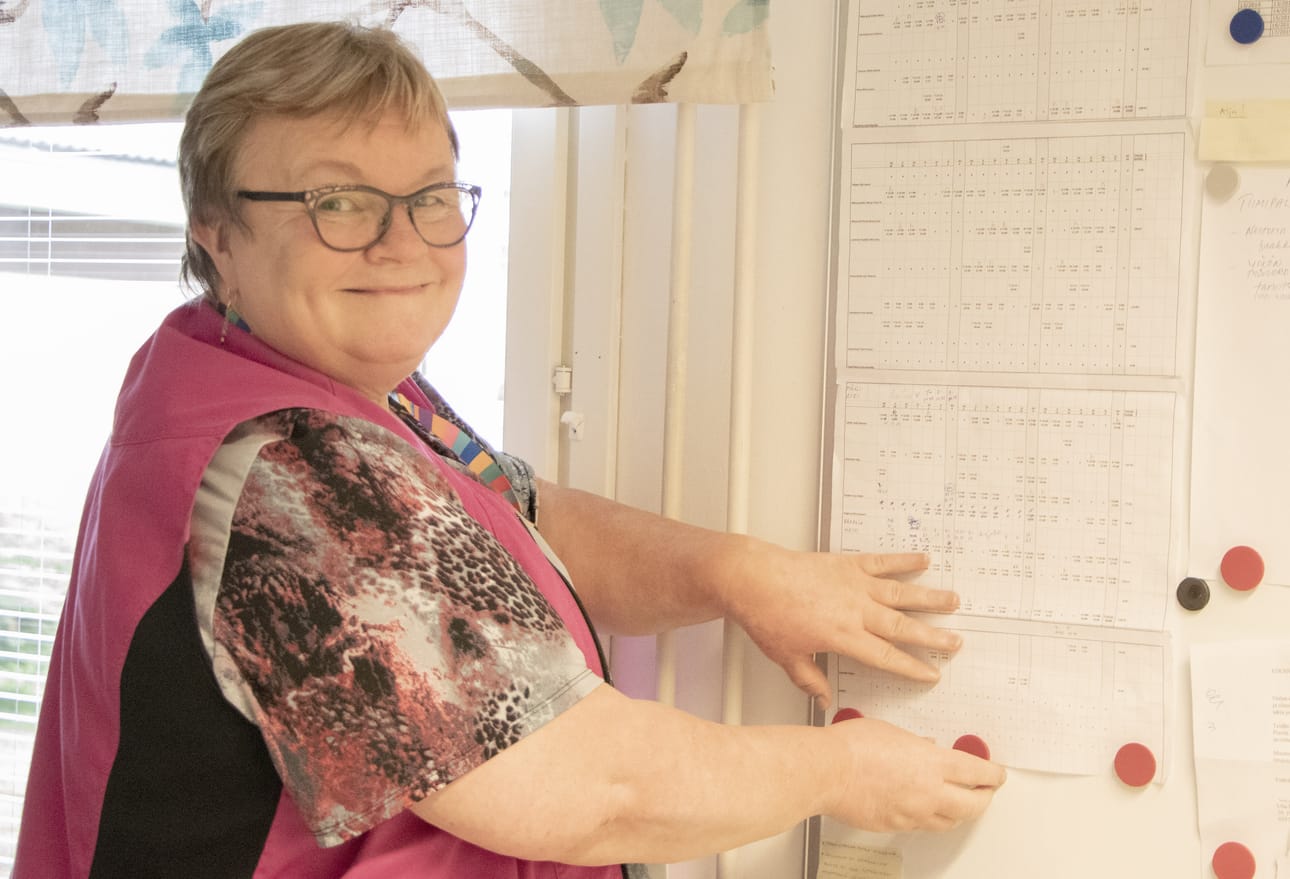 Palvelukeskus Nestorin palveluesimies Helena Paakki kiinnittä toimiston seinälle seuraavan kolmen viikon työvuorolistan todeten, että listalta ei löydy haamuhoitajien nimiä.