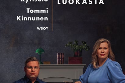 Opettaja-kirjailija Minna Rytisalo ja Tommi Kinnunen ovat lukion äärellä.