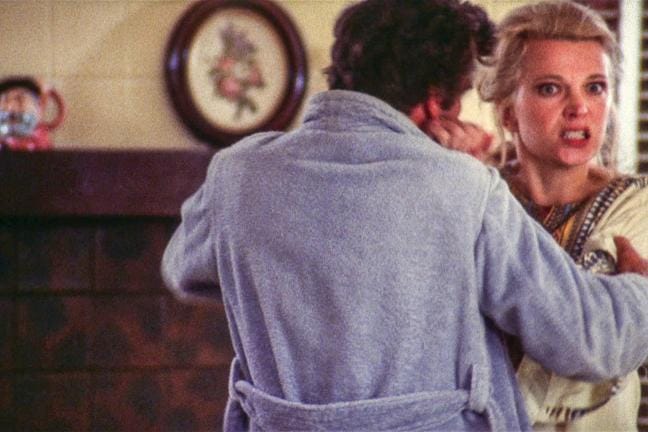 Suomen televisiossa ensiesityksensä saavassa Naisen parhaat vuodet -elokuvassa Gena Rowlands tekee unohtumattoman roolin aviovaimona ja äitinä, jonka mielenterveys murenee perheen keskellä. Hänen puolisoaan näyttelee Peter Falk. KUVA: Yle Kuvapalvelu