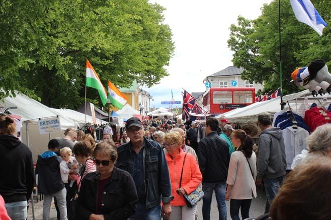 Raatihuoneen puistoon on jälleen sijoitettu muun muassa käsityöläisten kojuja. KUVA: LOTTA KALLIO