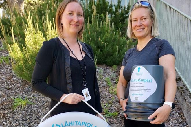 Alajärven kaupunginpuutarhuri Niina Jussinmäki (oik.) saapui 16.6.2020 vastaanottamaan pelastusrengasta ja pelastusämpäreitä LähiTapiolan Alajärven toimistolle.
