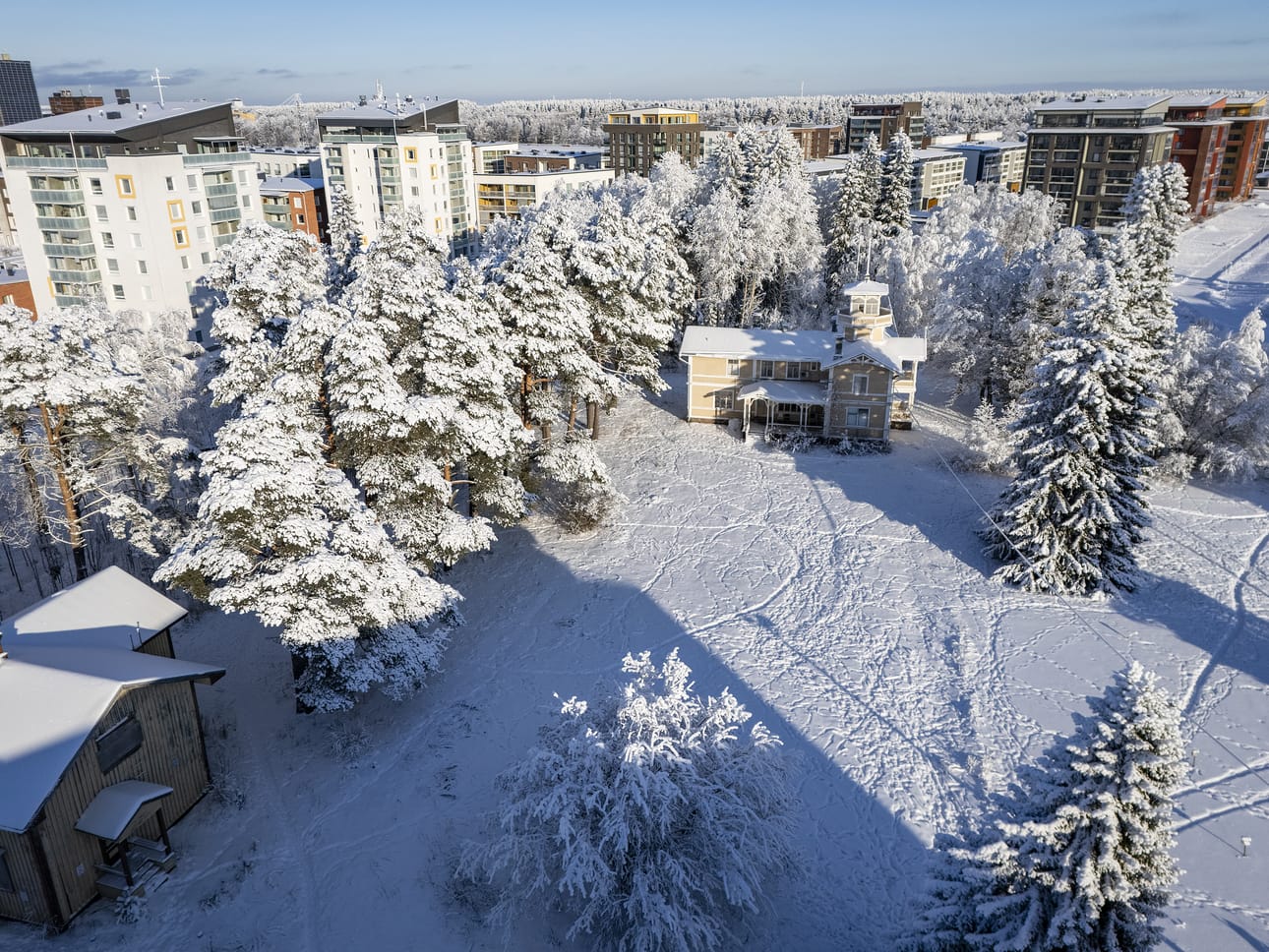 Suojeltu Villa Ellala on tontin takaosassa näkyvä keltainen rakennus. Vajaat kuusi vuotta sitten kerrottiin, että rakennuksesta kunnostettaisiin kartanohotelli. Etualalla näkyvä vanha konttorirakennus ei ole suojeltu, mutta sen säilyttäminen on tavoitteena.