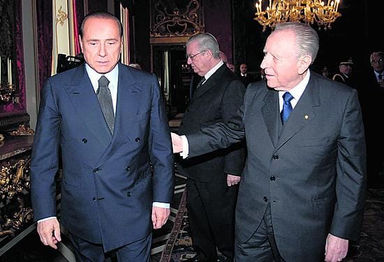 Italian presidentti Carlo Azeglio Ciampi (oik.) ohjasi Silvio Berlusconin uusiin tehtäviin Quirinalin palatsissa Roomassa tiistaina.