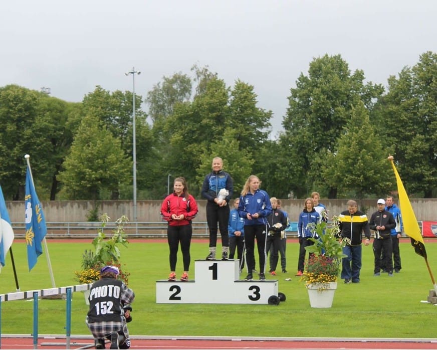 Kuusamon Erä-Veikkojen Susanna Leskelä heitti SM-hopealle Iisalmessa viikonloppuna. N17-sarjan moukarikultaa vei Maaningan Mahdin Kaisa Eskelinen. Pronssi meni Hirvensalmen Urheilijoiden Inka Hasaselle.
