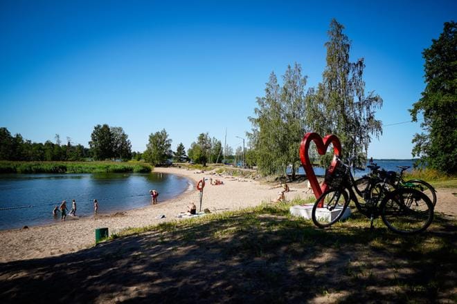 Kesäsää houkutteli polskimaan Mansikkasaaren uimarannalle. Moni piti uimaan lähtemistä turvallisena, jos iholla ei ole haavoja. KUVAT: SAMPPA TOIVONEN