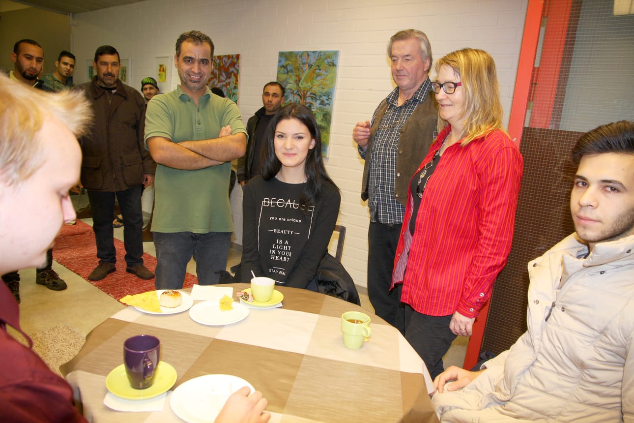 Viljami Viinikka, Firas Salha, Arta Rexhepi, apulaisjohtaja Antti Kesälahti, ohjaava opettaja Anna-Maija Rönkkö ja Ali hymyilevät. Taustalla Waheed, Malik ja Omar.