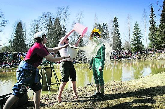 Kaikki teekkarit eivät päässeet uimaan Lasaretinväylässä. Heidät kasteltiin kuivalla maalla.