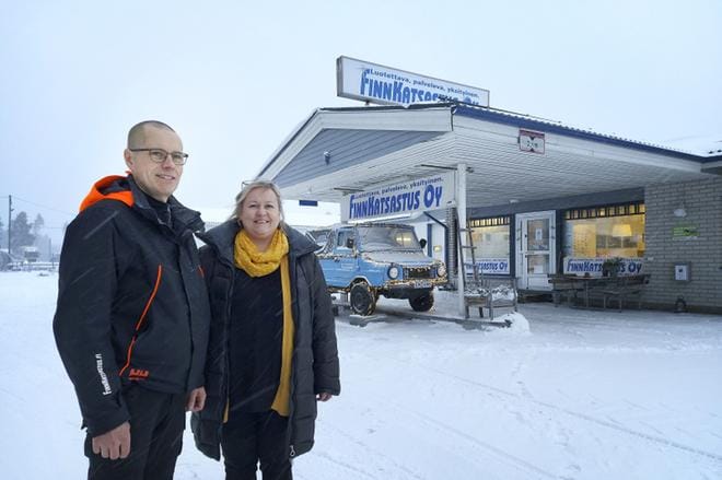 Kati ja Mika Paajaste korostavat yrittäjinä hyvän työyhteisön ja asiakaspalvelun merkitystä. KUVA: SARI HEINILÄ