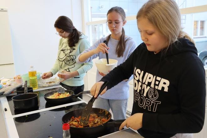Piitu Kiviniemi (oik.), Senni Ylimäki ja Josefiina Koukkari kokkasivat Kuortaneen yläkoululla tiistaina. KUVA: EEVA-LIISA KULJU