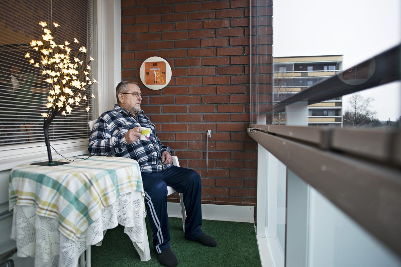 Astmaa sairastava Tauno Lähteenmäki poikkeaa mielellään omalla parvekkeellaan, kun tupakansavua ei sinne kulkeudu.