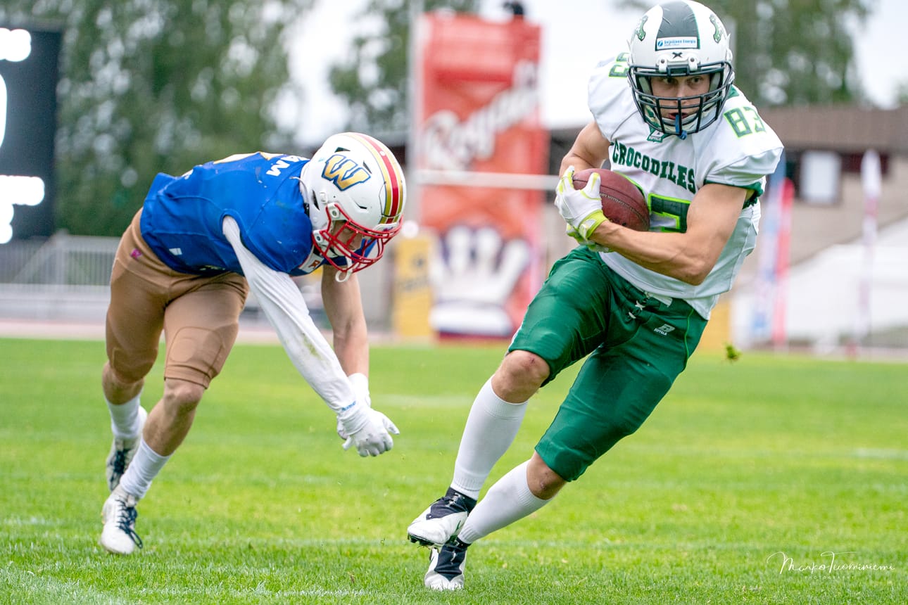 Laitahyökkääjältä vaaditaan monipuolista osaamista. Kuvassa palloa kuljettaa Wiljami Koskela.