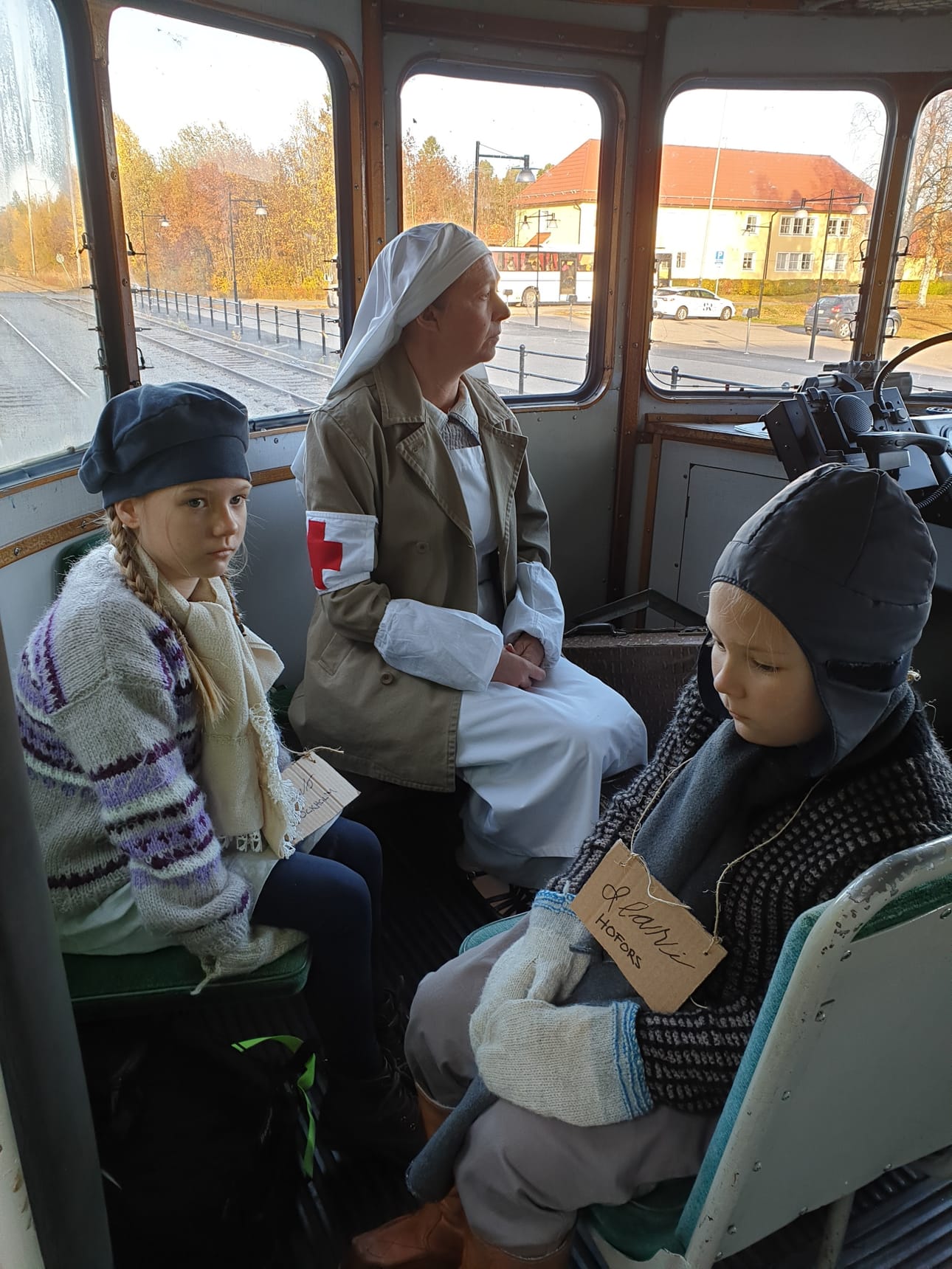 Junamatkalla lapset kokivat myös välähdyksiä menneisiin aikoihin. Sotalasten tarina oli yksi niistä.