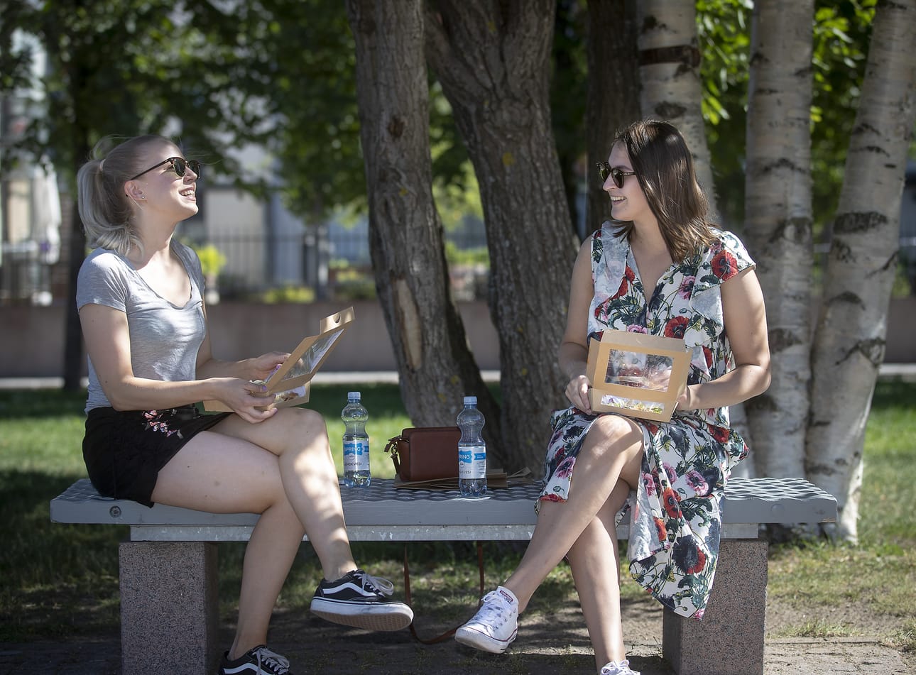 Essi Anttila ja Henna Kolvanki viettävät kesälomaansa Kiikelissä. Anttila ja Kolvanki odottavat tulevaa ulkomaan reissuaan, mutta aikovat ottaa ensi viikkojen lämpimästä säästä ilon irti.
