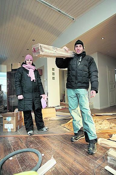 Työnjohtaja ja lautapoika. Ilman asiantuntevaa projektinvetäjää rakentamisesta ei olisi tullut mitään, Maarit ja Teemu Kattilakoski sanovat.