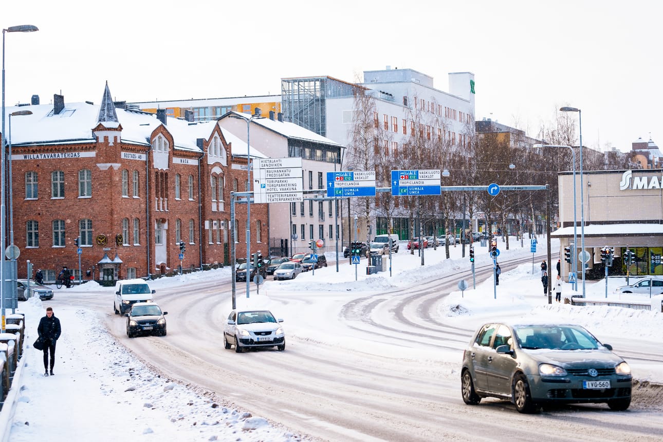 Vaasan Toriparkin laajennuksen sisääntulo ja ulosmeno rakennettaisiin jonnekin Vaasanpuistikon keskelle kuvassa näkyvien rakennusten väliin.