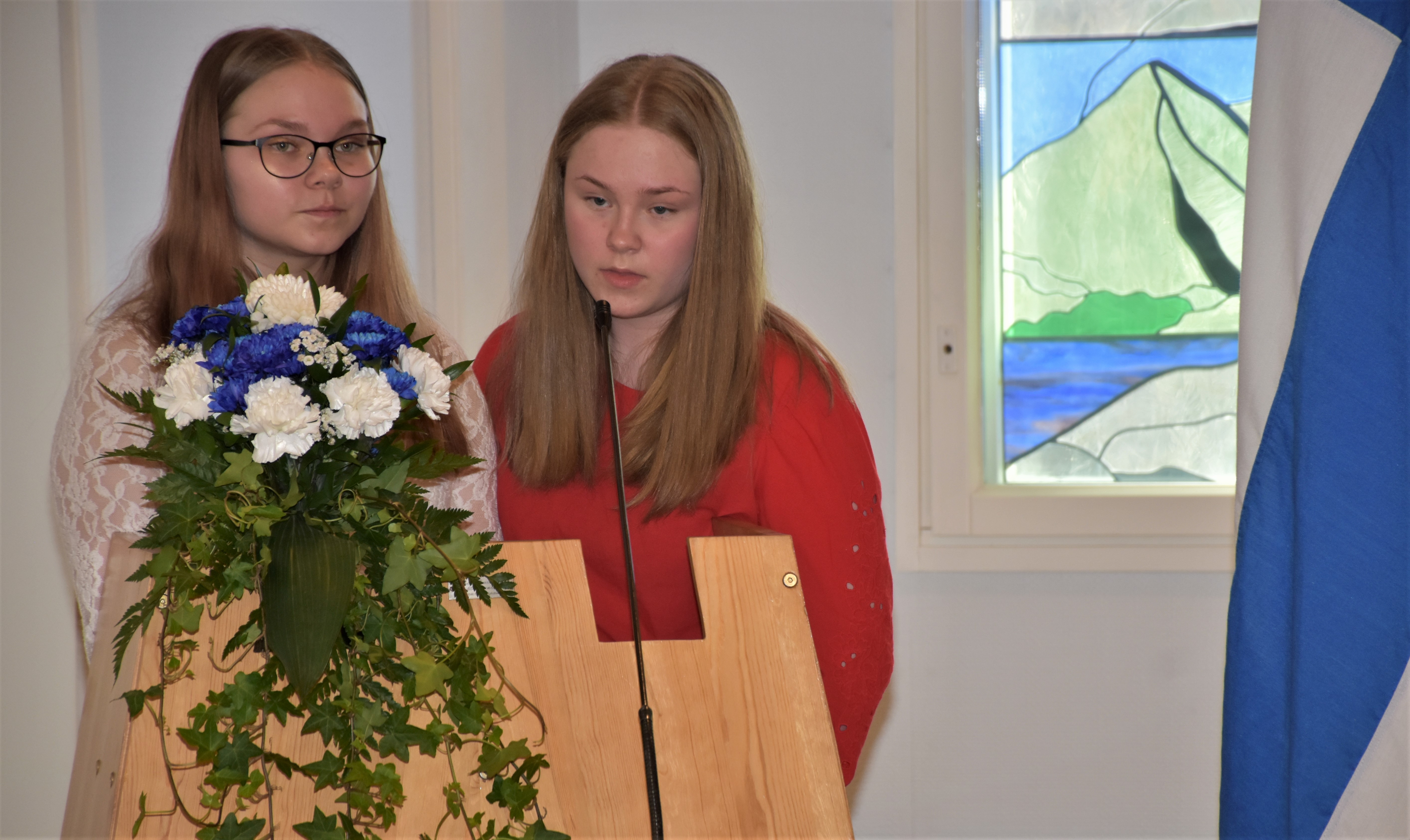 Nuorten puheen pitivät Essi Sarkkila (oik.) ja Miia Timonen.