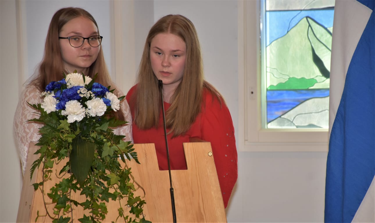Nuorten puheen pitivät Essi Sarkkila (oik.) ja Miia Timonen.
