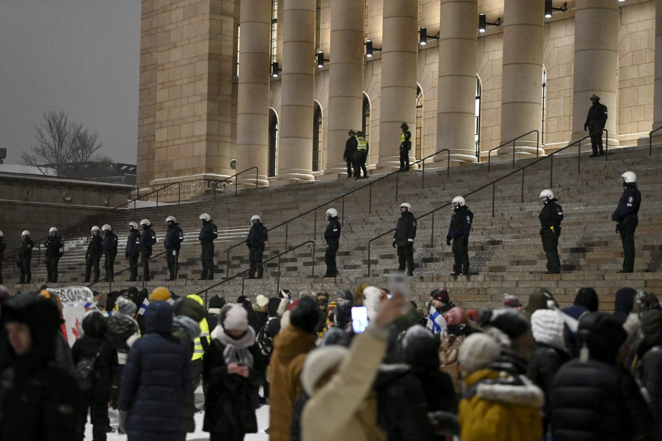 Poliisi varautui Convoy Finland -tapahtuman mielenosoittajien liikkeisiin eduskuntatalon portailla Helsingissä 4. helmikuuta 2022.