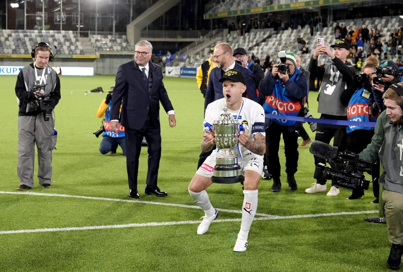 KuPSin maalintekijä Petteri Pennanen juhlii joukkueensa voittoa Suomen Cupin finaaliottelun FC Inter -KuPS jälkeen. LEHTIKUVA / Kalle Parkkinen