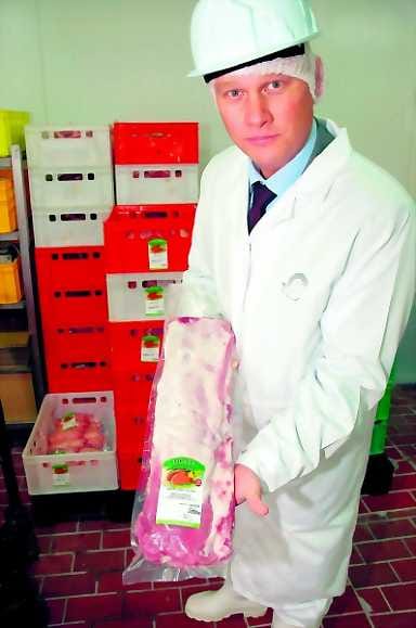 Puolan porsasta. Sokolowin lihanjalostamon varatoimitusjohtaja Janusz Jastrzebiski esittelee italialaisillekin hyvin maistuvaa porsaan fileetä, jossa on suomalaisvivahde - HK-Ruokatalo on yksi Sokolowin omistajista.