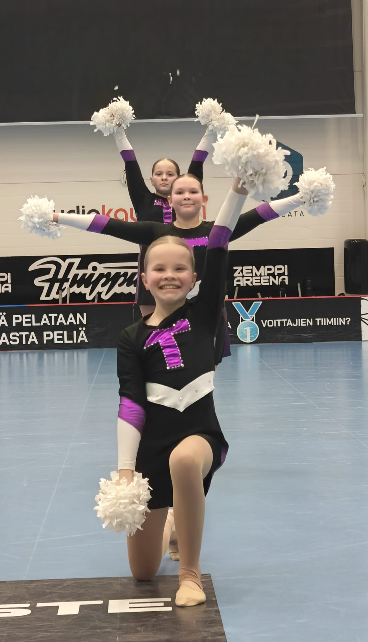 Kempeleen Tanssi ja Voimistelun vauhdikas cheerleading ryhmä Tyrskyt vastasivat erätauon ohjelmasta.