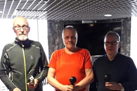 Kuvassa B-sarjan palkitut: Harri Turpela (vas.), keskellä voittaja Mauri Saukko ja oik. Erkki Salmenautio.