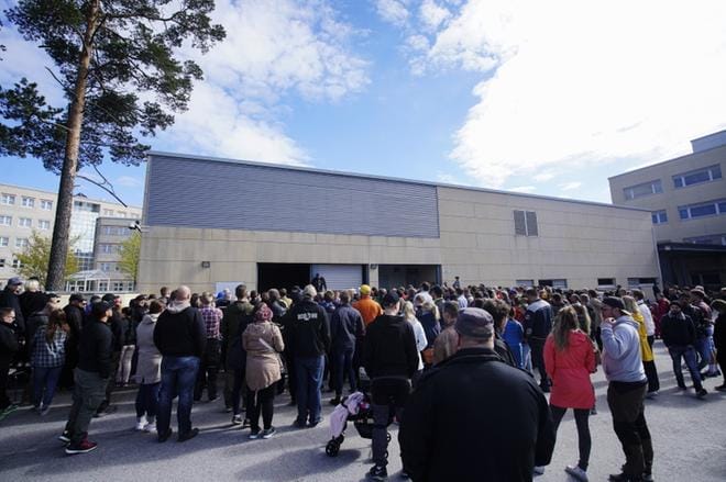 Poliisin löytötavarahuutokauppa veti väkeä Vaasan poliisitalolle keskiviikkoiltana. Kuvat: Samppa Toivonen